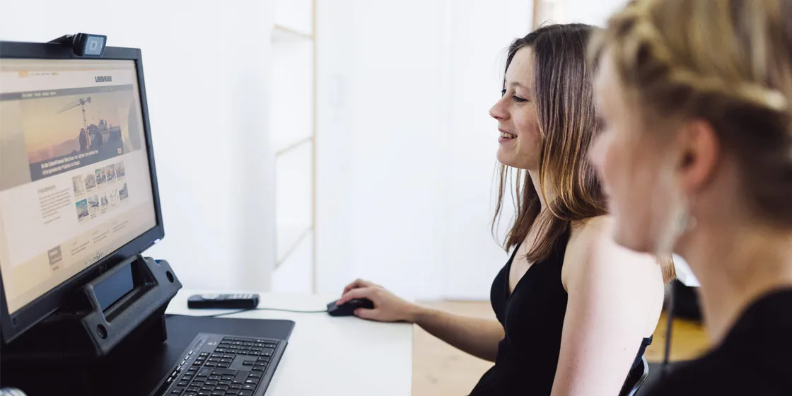 Proband testet die Usability einer Website