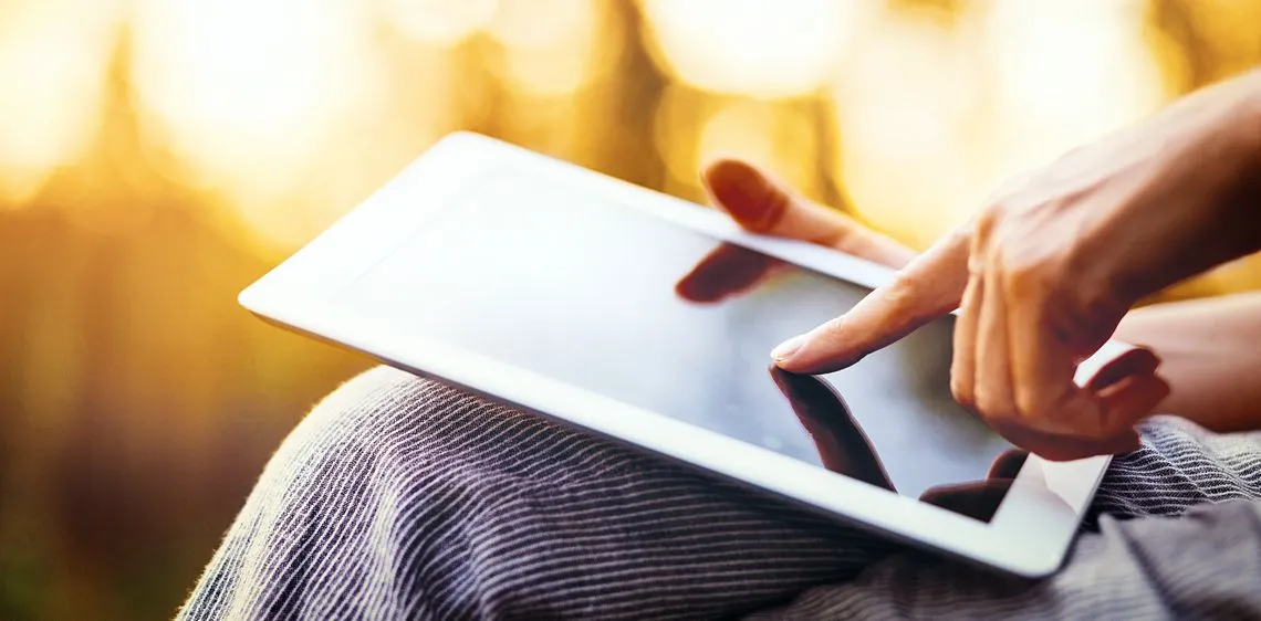 Person benutzt Tablet