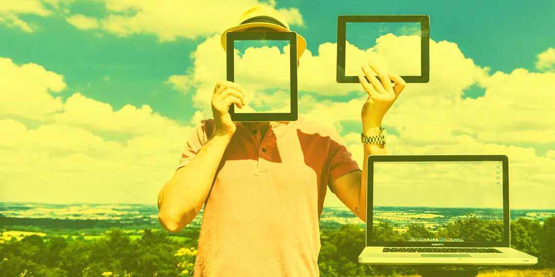Zu sehen sind zwei Tablets und ein Laptop zum Thema User Experience Research bei Energieversorgern.