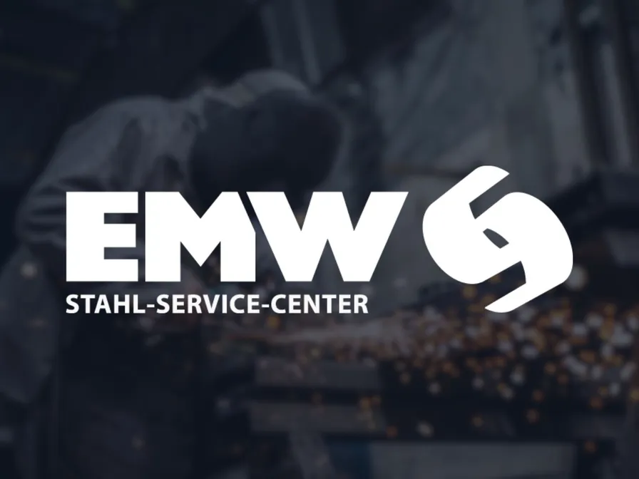 Logo des EMW Stahl-Service-Centers vor einem Foto aus der Metallbearbeitung