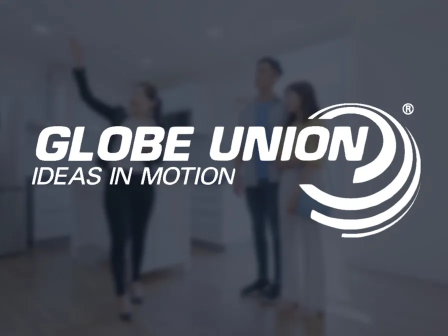 Logo von Globe Union mit dem Claim „Ideas in Motion“ vor einem Wohnraum-Foto