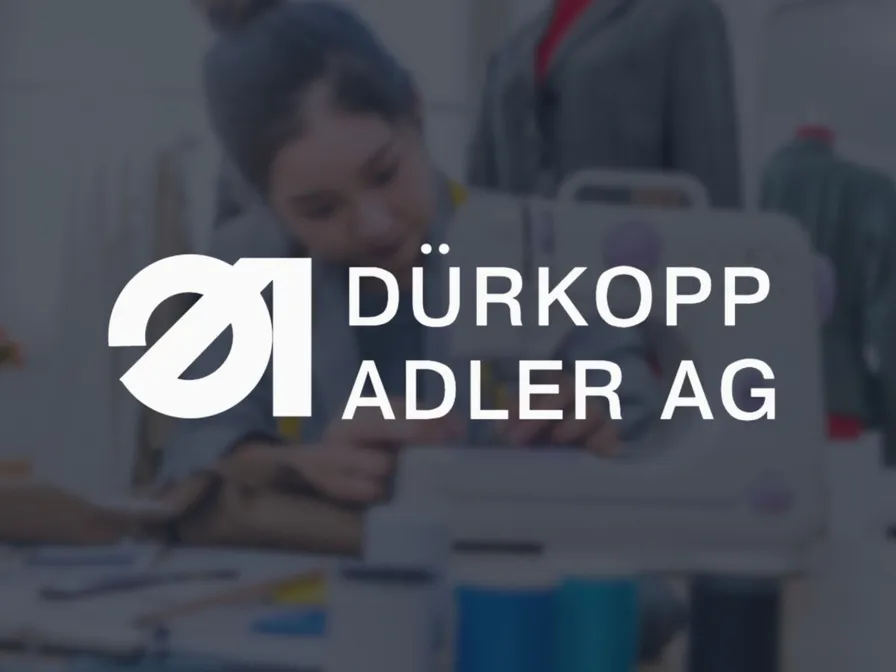 Logo der Dürkopp Adler AG vor einem Foto einer Person an einer Nähmaschine