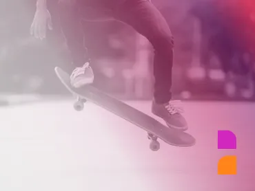 Foto einer Person auf einem Skateboard, pink eingefärbt