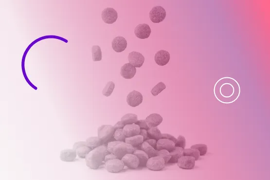 Herabfallende Trockenfutter-Pellets vor rosa Farbverlauf