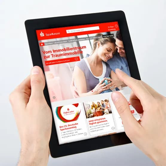 Sparkassen-Website wird auf einem Tablet angesehen