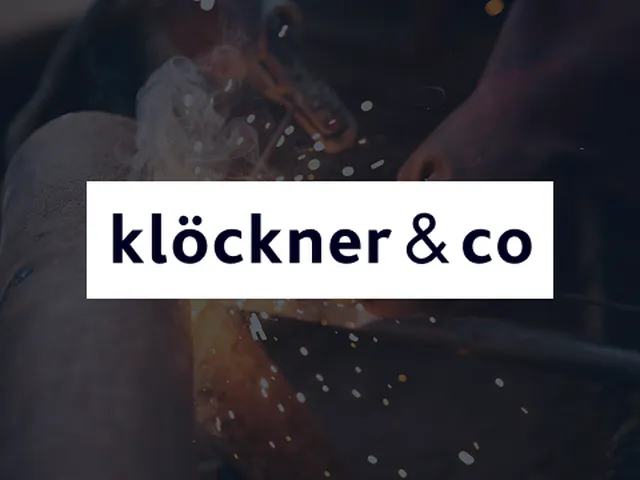 Logo von Klöckner & Co vor einem dunklen Foto aus der Metallverarbeitung