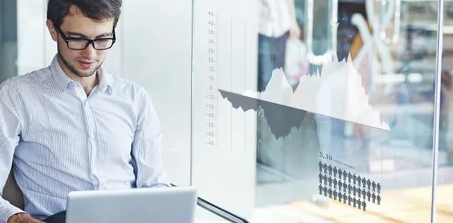 Mann mit Computer, transformiert sich selber digital