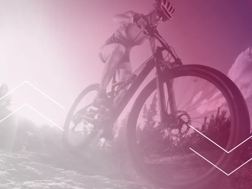 Mountainbiker im Gelände, überlagert von rosa Farbverlauf und grafischen Elementen
