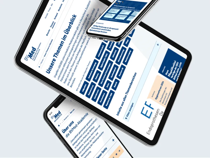 Tablets und Smartphones zeigen die BVMed-Themenwelt mit Beiträgen und Übersichten