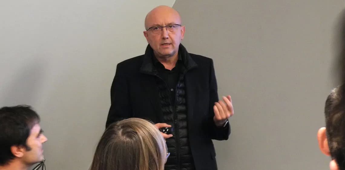 Ulrich Weinberg hält einen Vortrag zum Thema Network Thinking vor Mitarbeitern der synaigy GmbH