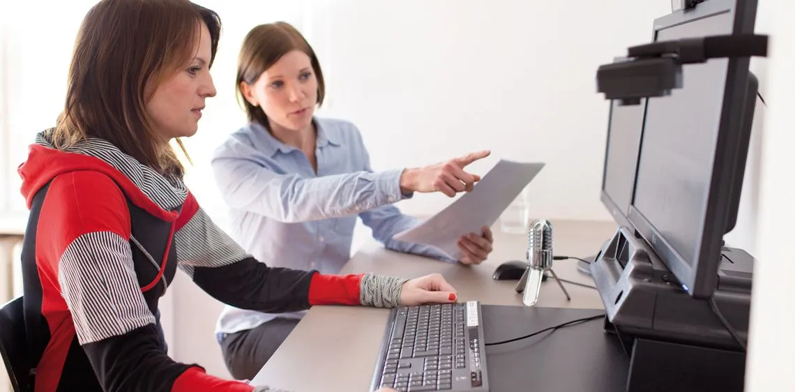 Testerin und Probandin beim UX-Test