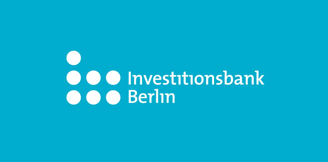 Logo der Investitionsbank Berlin vor blauem Hintergrund
