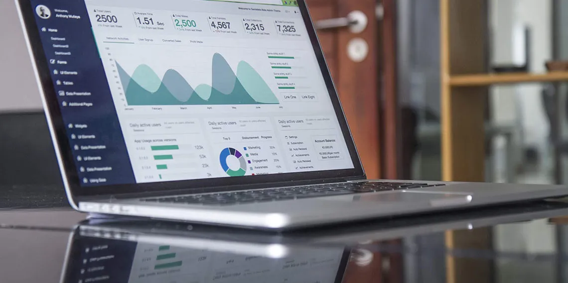 Laptop mit Nutzeranalyse für Relaunch