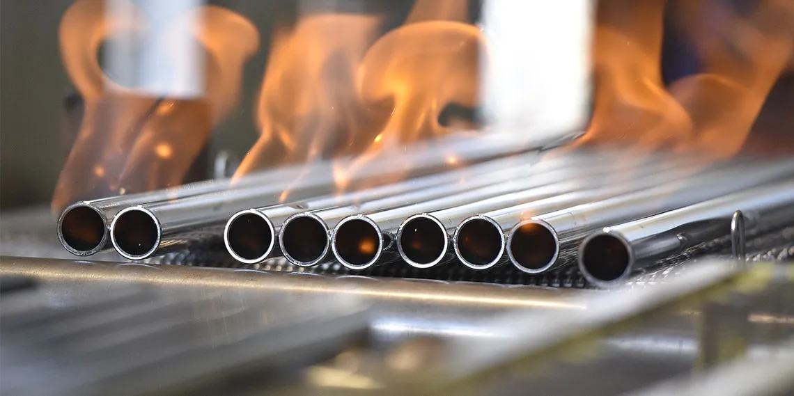 Vallourec Stahlrohre mit Flammen