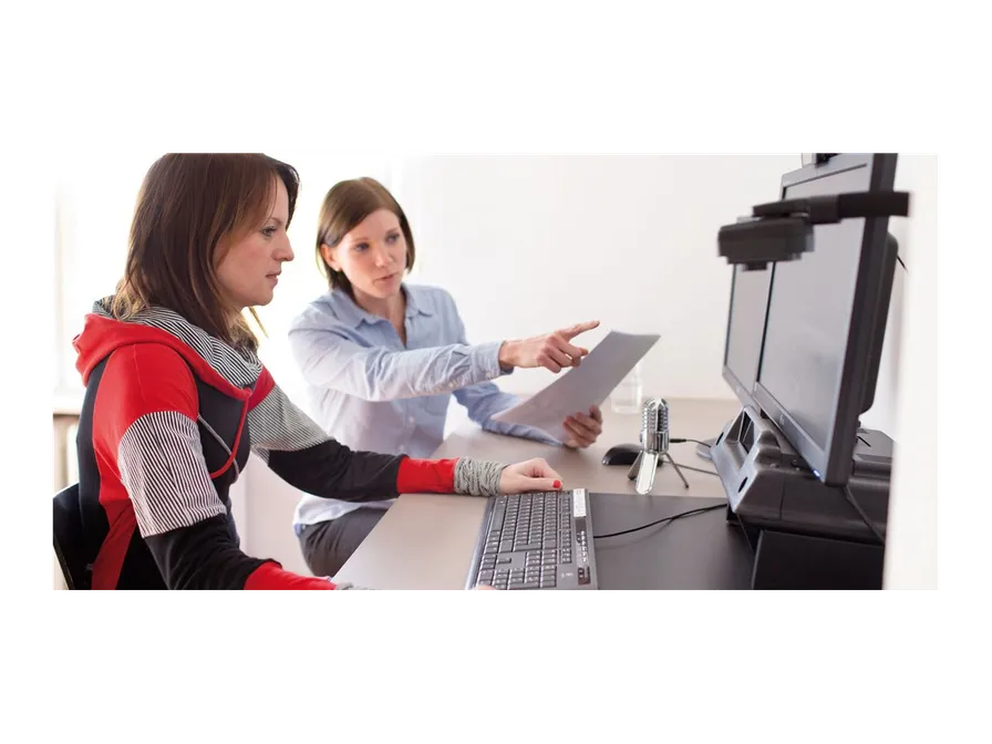 Testerin und Probandin beim UX-Test