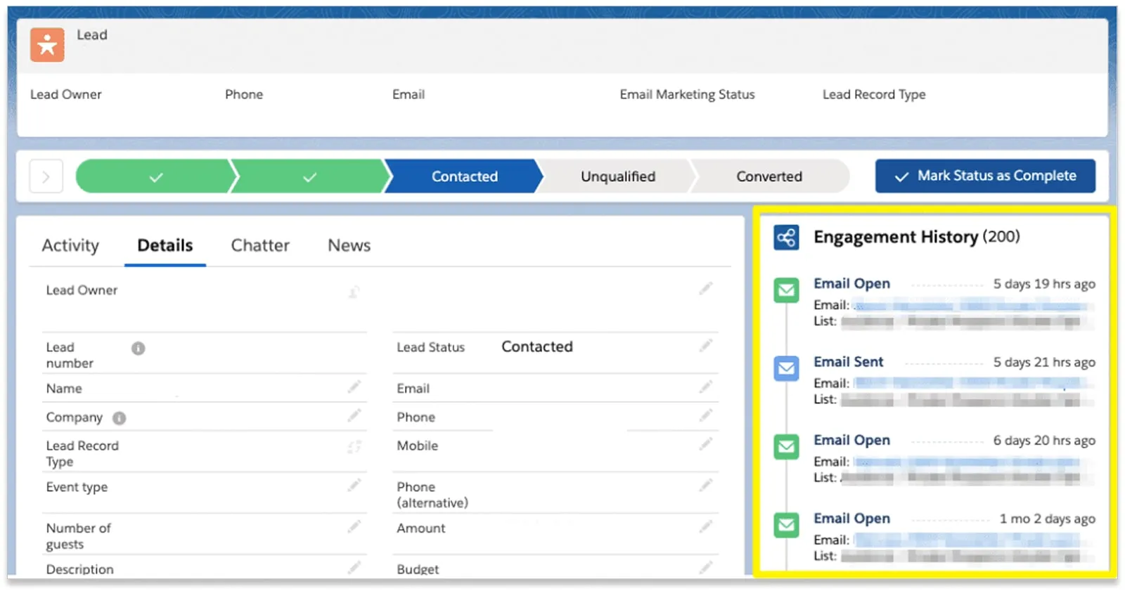 Salesforce-Oberfläche zeigt Lead-Details und Engagement-Historie mit geöffneten und gesendeten E-Mails.