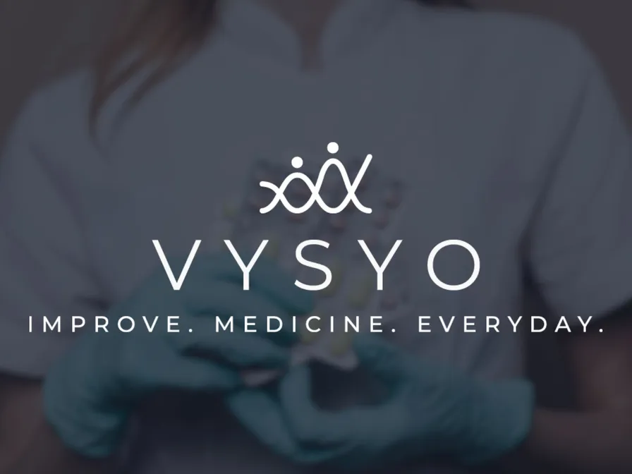 Logo von VYSYO mit dem Zusatz „Improve. Medicine. Everyday.“ vor einem Foto einer Person mit Handschuhen