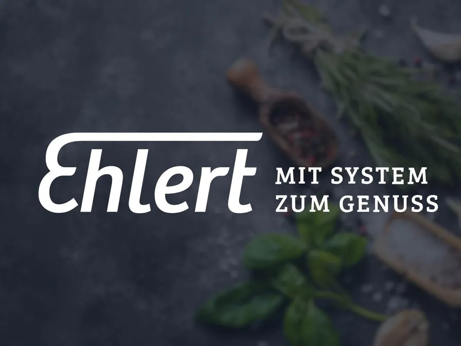Logo von Ehlert mit dem Zusatz „Mit System zum Genuss“ vor einem Foto mit Kräutern und Gewürzen