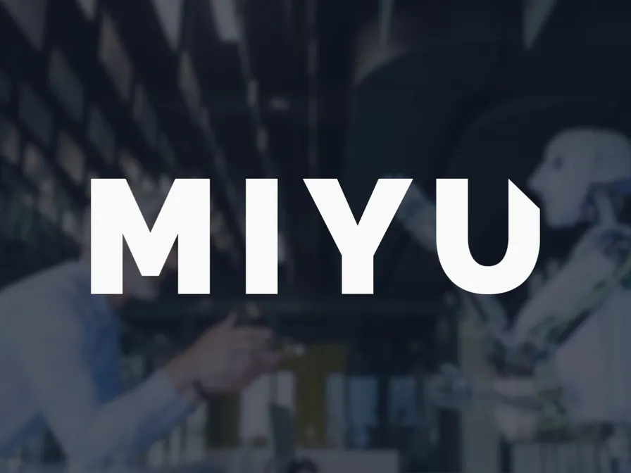 Logo von MIYU vor einem Foto einer Person an einem Regalsystem