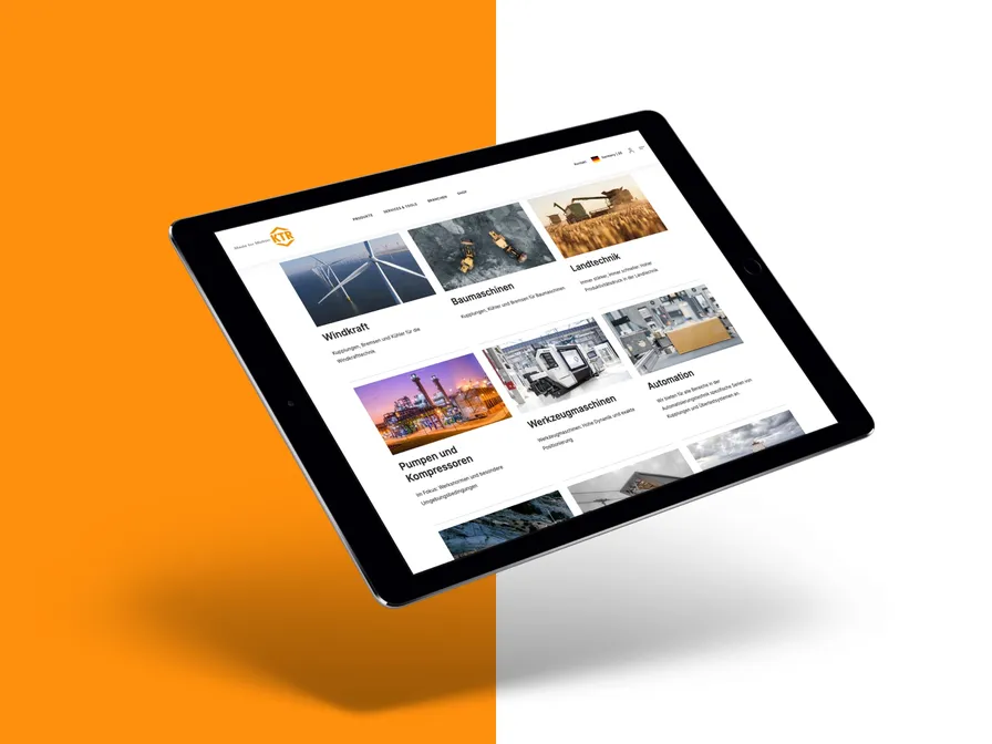Tablet zeigt die KTR-Website mit Branchenbildern vor orangefarbenem Hintergrund