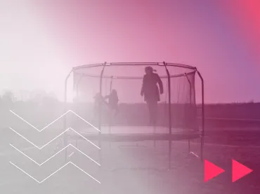 Foto eines Trampolins mit springender Person, pink eingefärbt