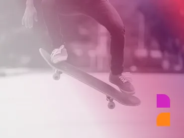 Foto einer Person auf einem Skateboard, pink eingefärbt