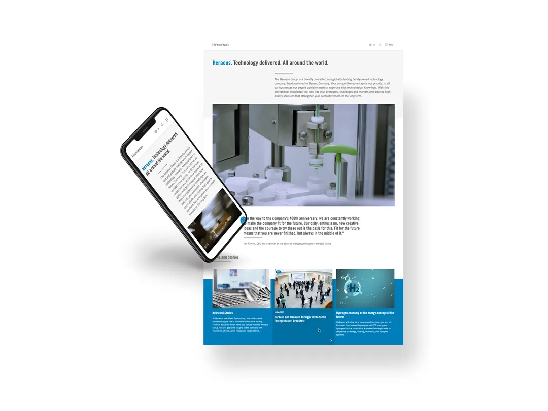 Ein Smartphone, auf dem eine Webseite zu sehen ist, die sich mit einer gedruckten Seite überlagert, auf der eine Hightech-Industriemaschine und ein Text über die weltweite Bereitstellung von Technologie abgebildet sind.