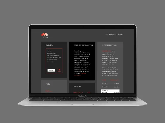Laptop zeigt eine dunkle Analyseoberfläche mit Textfeldern und Auswertung