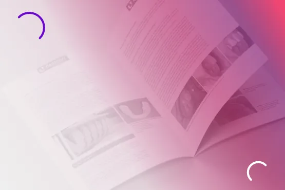 Aufgeschlagener Fachkatalog, überlagert von rosa Farbverlauf und grafischen Elementen