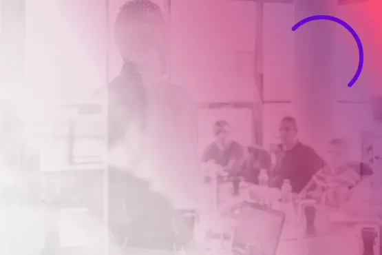 Personen in einem Dentallabor, überlagert von rosa Farbverlauf und grafischen Elementen