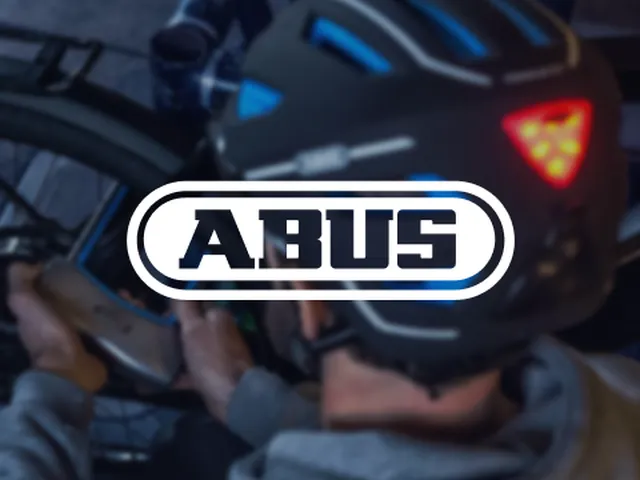 Logo von ABUS vor einem Foto einer Person mit Fahrradhelm