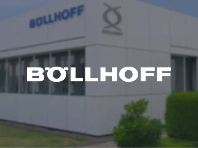 Weißes Gebäude mit dem „Böllhoff“-Logo an der Fassade, umgeben von Grün, unter strahlend blauem Himmel.