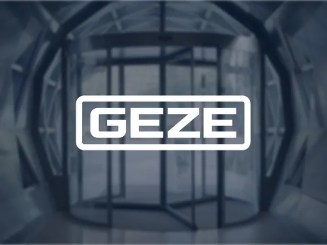 Das „GEZE“-Logo überlagert das Bild einer modernen Glasdrehtür in einer architektonischen Umgebung.