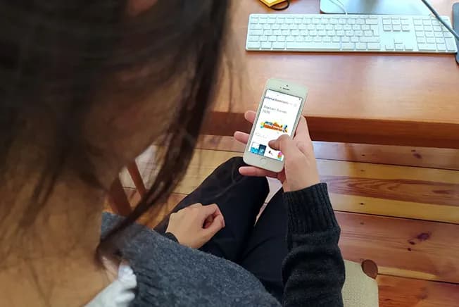 Probandin testet eine Website auf dem Smartphone