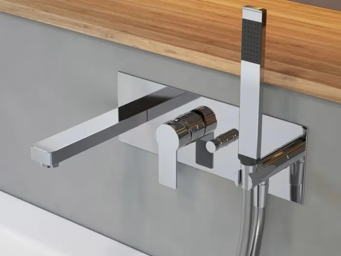 Moderne Badarmatur aus Chrom mit zwei Griffen, einem langen Auslauf und einer abnehmbaren Handbrause, montiert an einer grauen Wand unter einem Holzregal.