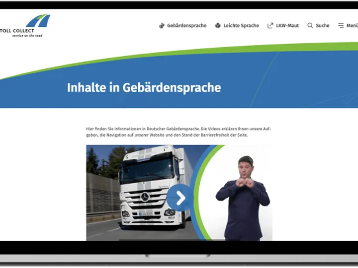 Laptop zeigt die Toll-Collect-Seite „Inhalte in Gebärdensprache“ mit einer gebärdenden Person