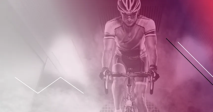 Rennradfahrer in Aktion, überlagert von rosa Farbverlauf und grafischen Elementen