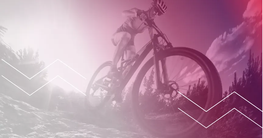 Mountainbiker im Gelände, überlagert von rosa Farbverlauf und grafischen Elementen